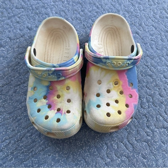 Crocs Clogs Tie Dye Iconic Comfort Lightweight Breathable Washable Size 8 - Picture 2 of 9